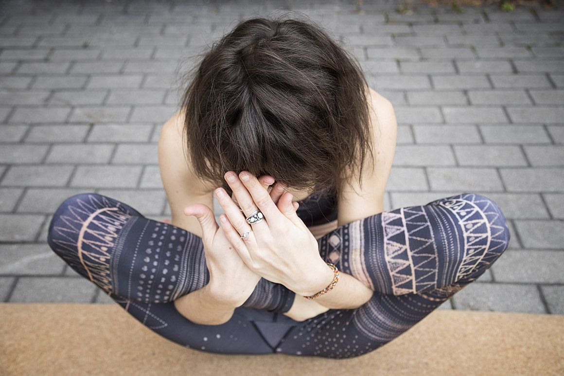 Postura de yoga para vientre plano con Gharba Pindasana