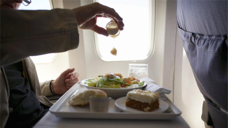 La razón por la que las comidas en los aviones sabe diferente