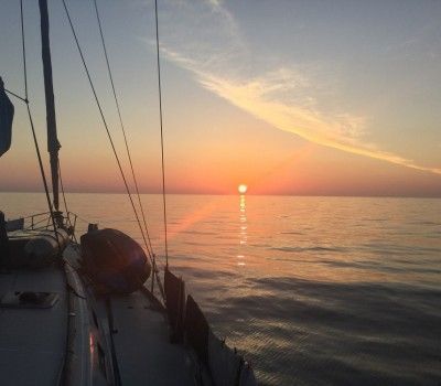 Velero + yoga: el combinado del verano