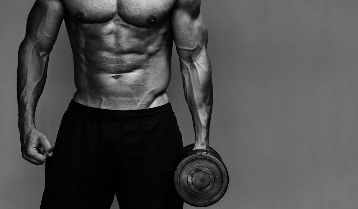 Con solo una mancuerna puedes tener un entrenamiento muy completo