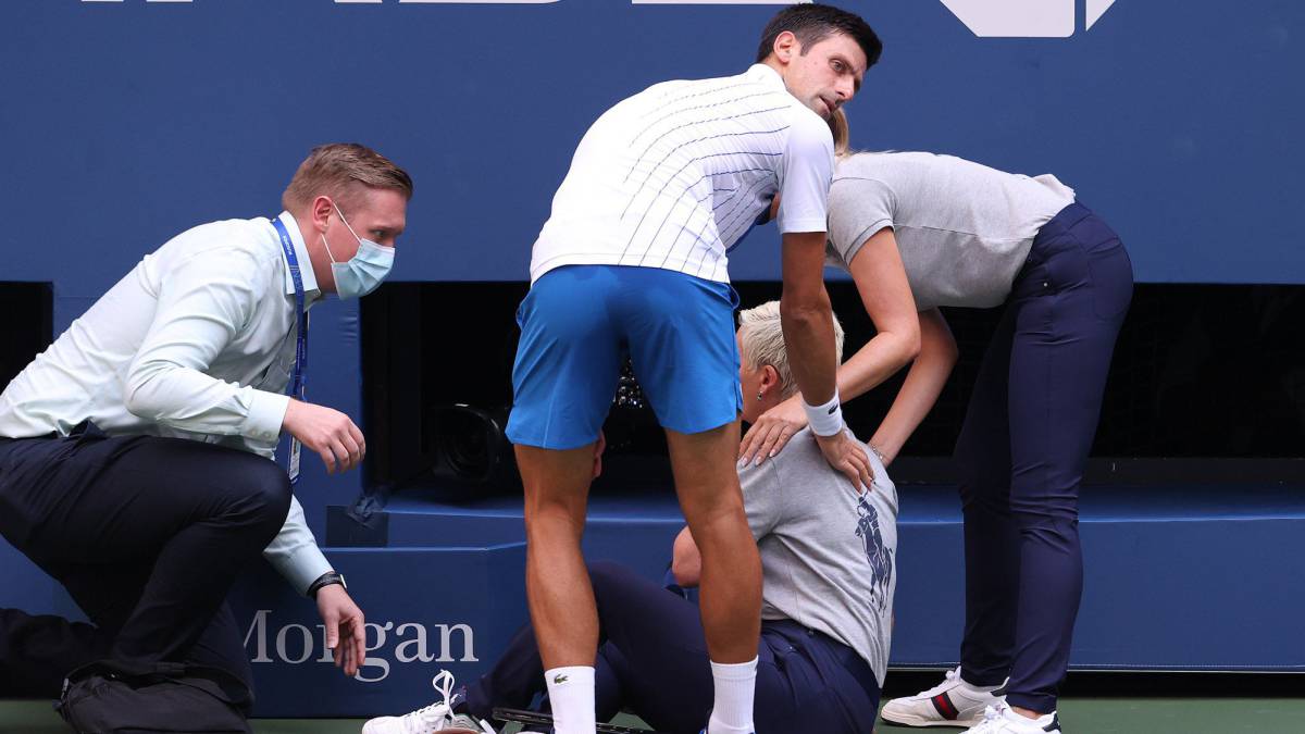 Djokovic expulsado del Open USA al dar un pelotazo a una juez de silla