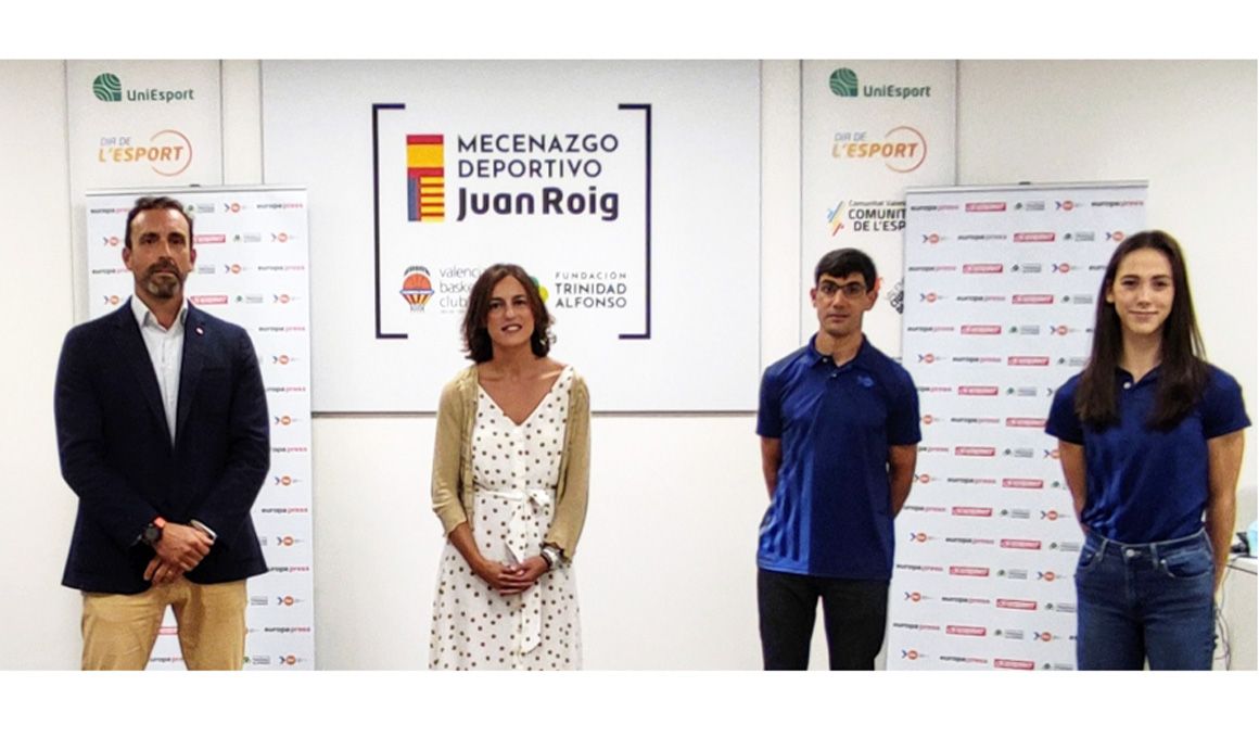 En la entrega de las Becas Enervit, de izquierda a derecha, Juan Fonseca, director general de Enervit España, Elena Tejedor, directora de la Fundación Trinidad Alfonso, el ciclista paralímpico Maurice Eckhard y la gimnasta de rítmica Polina Berezina.