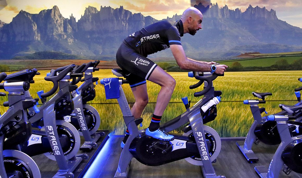 Utilizar un chubasquero en el ciclo-indoor