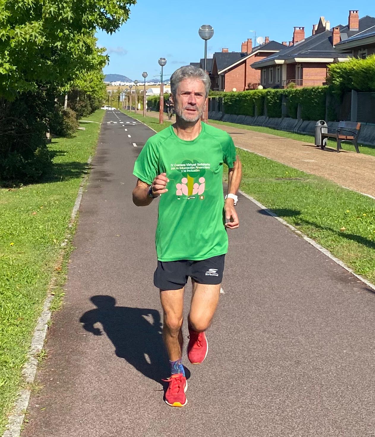 Martin Fiz, con la camiseta de la IV Carrera Virtual Solidaria por la Educación Financiera y la Inclusión