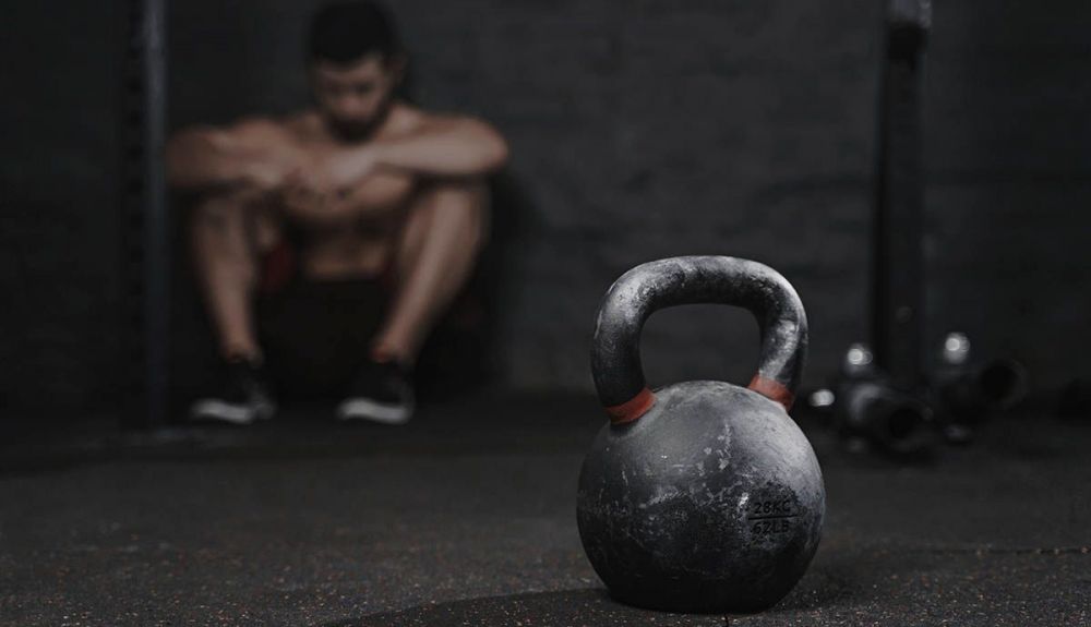 fitness kettlebell sobreentrenamiento iStock 1135187505
