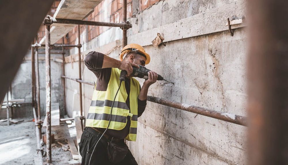 trabajador construccion iStock 1148789745