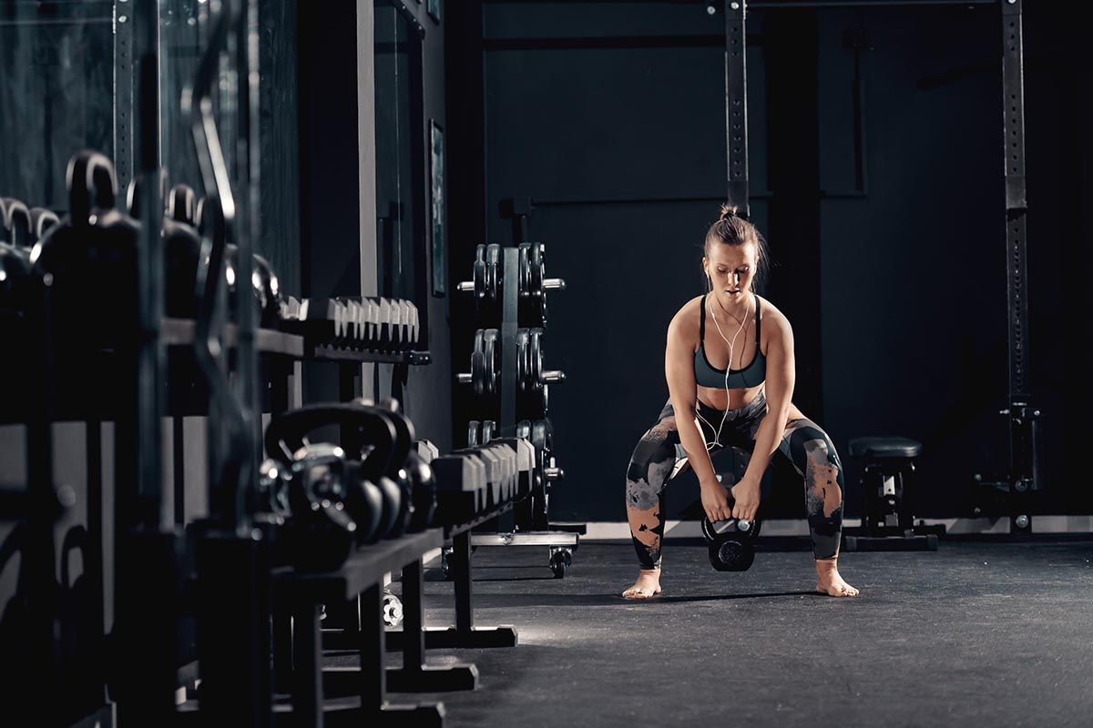 gimnasio descalzo kettlebell iStock 1132323760