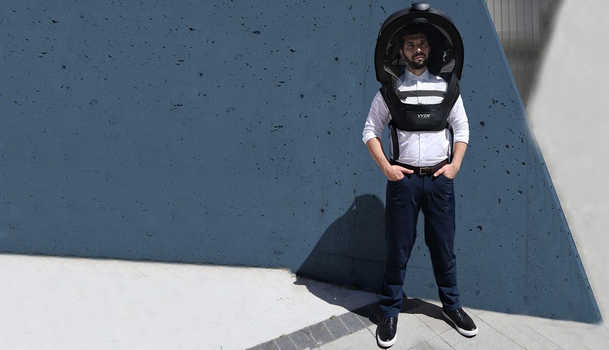 Aquí, esperando el bus con mi mascarilla BioVYZR, ¿pasa algo?