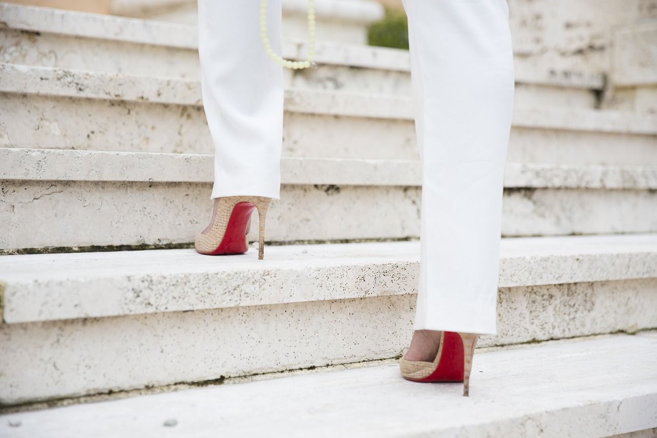 Compensar las molestias que produce caminar con tacones