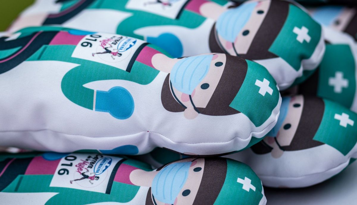 Las muñecas sanitarias de La Carrera de la Mujer que salen del taller de costura del Proyecto Esperanza Las muñecas sanitarias de La Carrera de la Mujer que salen del taller de costura del Proyecto Esperanza