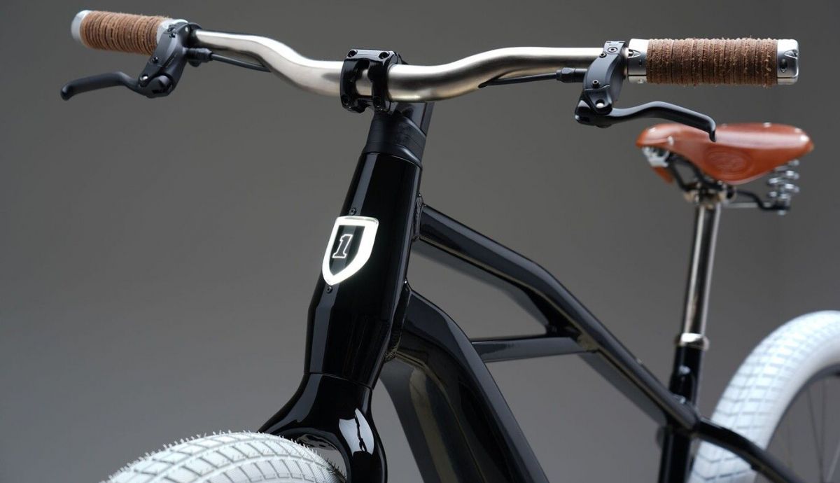 El logotipo frontal de la marca se ilumina cuando la bicicleta está en marcha