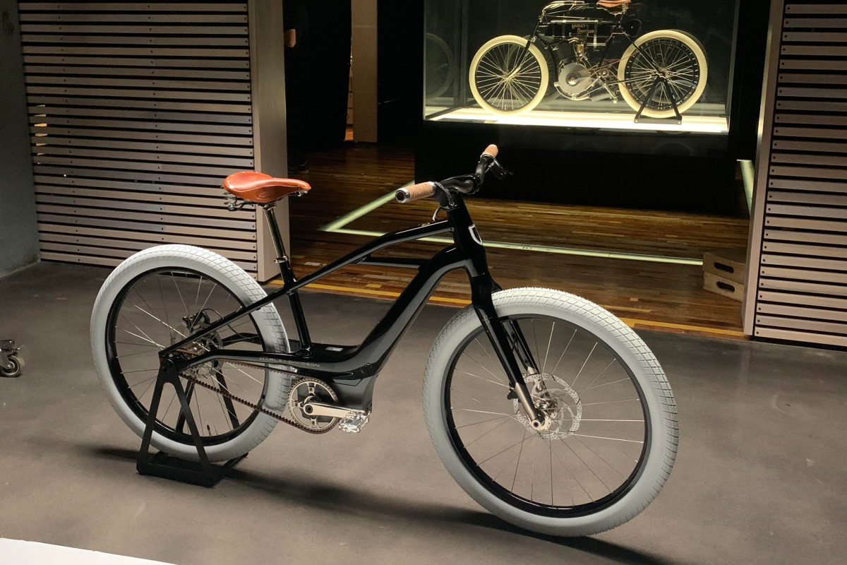 La última Harley-Davidson, en primer plano, frente a la primera.