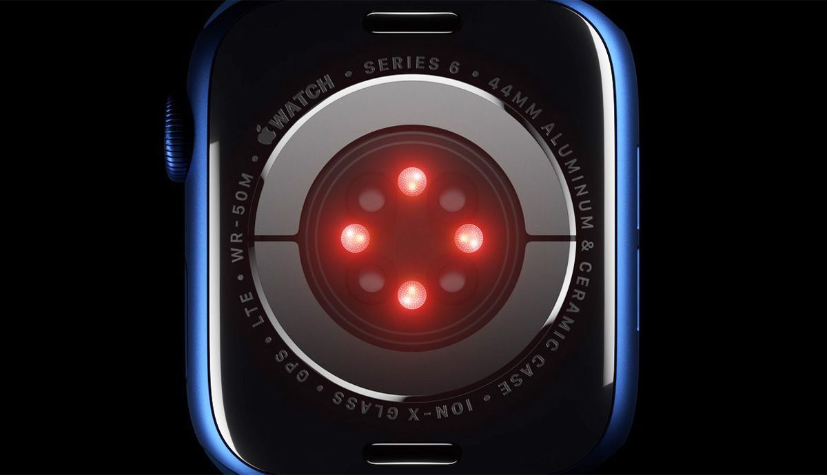 La parte posterior del Apple Watch 6 es totalmente nueva, con el sensor de saturación de oxígeno y un sensor de pulsaciones más preciso.