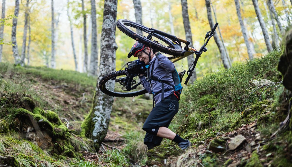 Si hay que portear la bici no es ninguna tragedia, como pasa con otras e-bikes, pesa poco más que una doble convencional no eléctrica. (Foto: @Jeremie Reuiller) Si hay que portear la bici no es ninguna tragedia, como pasa con otras e-bikes, pesa poco más que una doble convencional no eléctrica. (Foto: @Jeremie Reuiller)