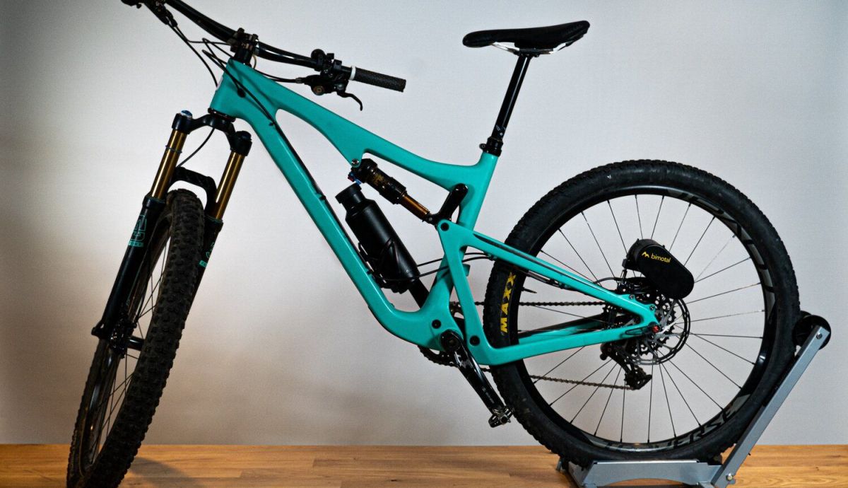 Una mountain bike con el sistema Bimotal montado
