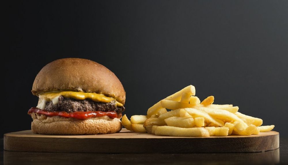 Hamburguesa y patatas fritas Hamburguesa y patatas fritas