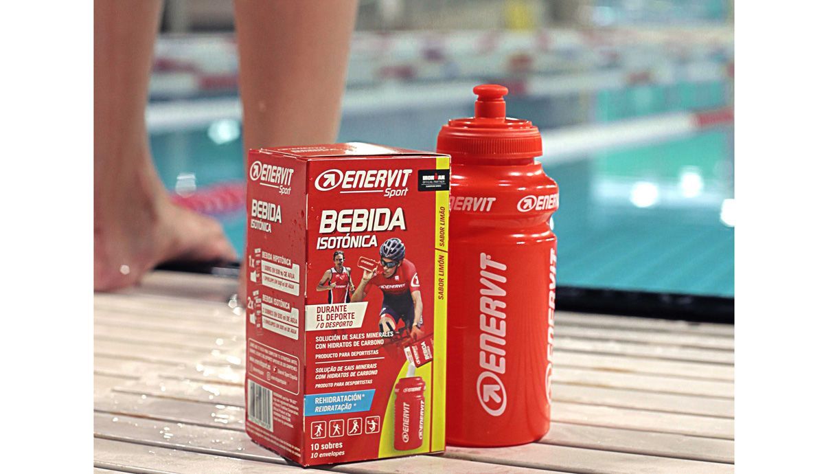 En natación también perdemos fluidos y es igualmente importante su reposición, aunque no tengas sensación de sed, especialmente en las sesiones largas.