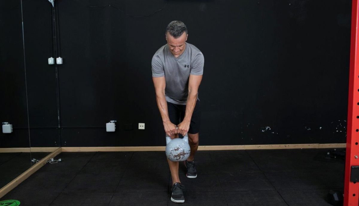 12 ejercicios que ya deberías estar haciendo: Swing golf con kettlebell 1 12 ejercicios que ya deberías estar haciendo: Swing golf con kettlebell 1