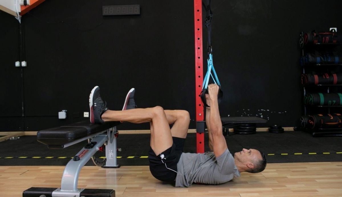 12 ejercicios que ya deberías estar haciendo: Remo invertido con puente a una pierna 1 12 ejercicios que ya deberías estar haciendo: Remo invertido con puente a una pierna 1