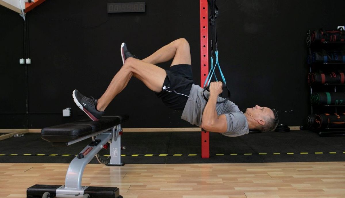 12 ejercicios que ya deberías estar haciendo: Remo invertido con puente a una pierna 2 12 ejercicios que ya deberías estar haciendo: Remo invertido con puente a una pierna 2