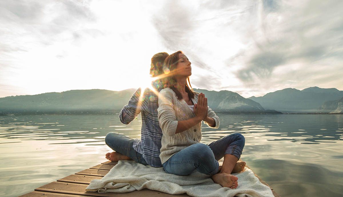 Aumenta la flexibilidad con el yoga en pareja