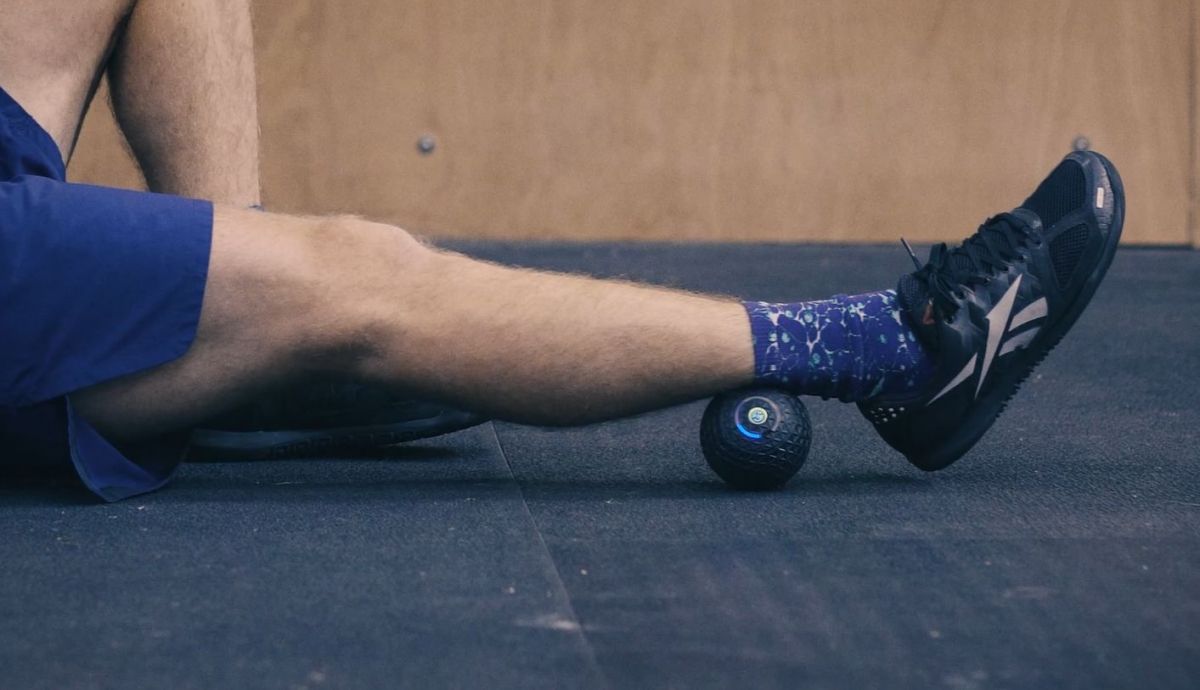Por el tendón de Aquiles pasa mucha fuerza, en una estructura apenas vascularizada, es una de las razones por las que se sobrecarga. Compex Molecule alivia las tensiones de ese robusto tendón. Por el tendón de Aquiles pasa mucha fuerza, en una estructura apenas vascularizada, es una de las razones por las que se sobrecarga. Compex Molecule alivia las tensiones de ese robusto tendón.