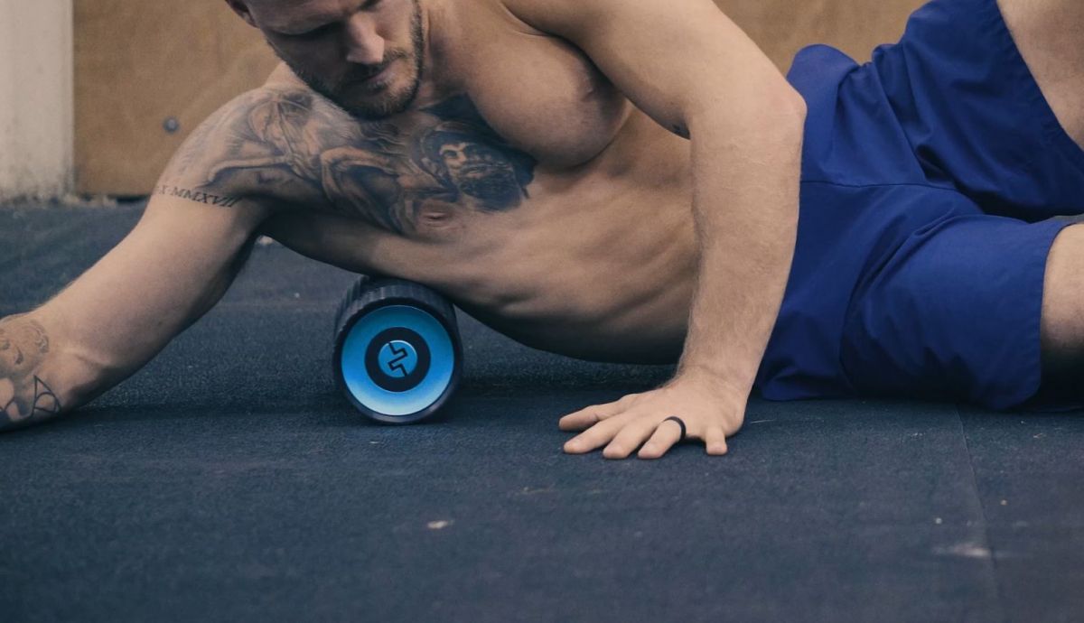 Sin variar mucho sobre la postura para trabajar la banda iliotibial, moviendo el Compex ION hacia la parte alta lateral del torso podemos estimular la musculatura de los dorsales, grandes músculos que trabajan mucho en el gesto de la brazada al nadar.