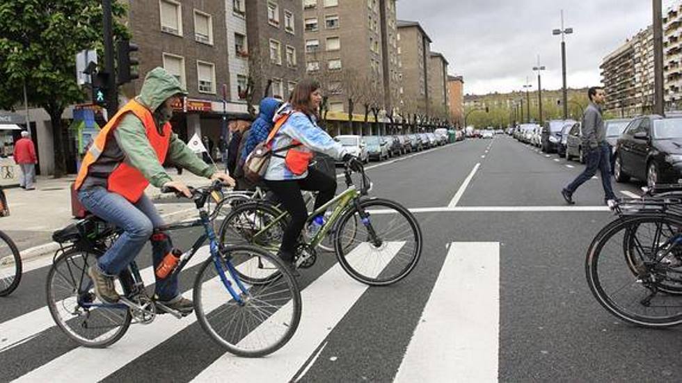 Ciclistas cruzando un paso de peatones sin bajarse de la bici