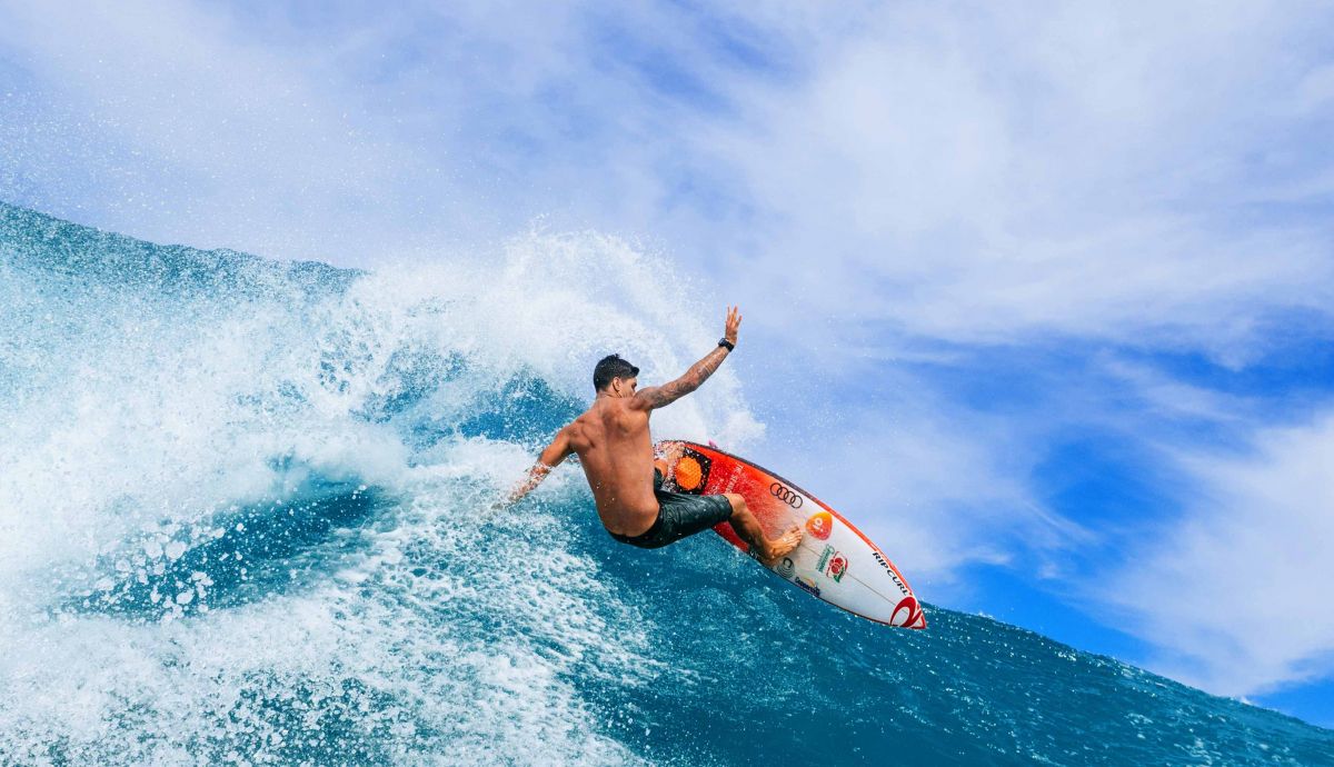 Gabriel Medina en acción con el reloj GPS de Rip Curl