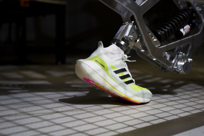 Test de producto analizando la flexión de la Ultraboost 21 Test de producto analizando la flexión de la Ultraboost 21