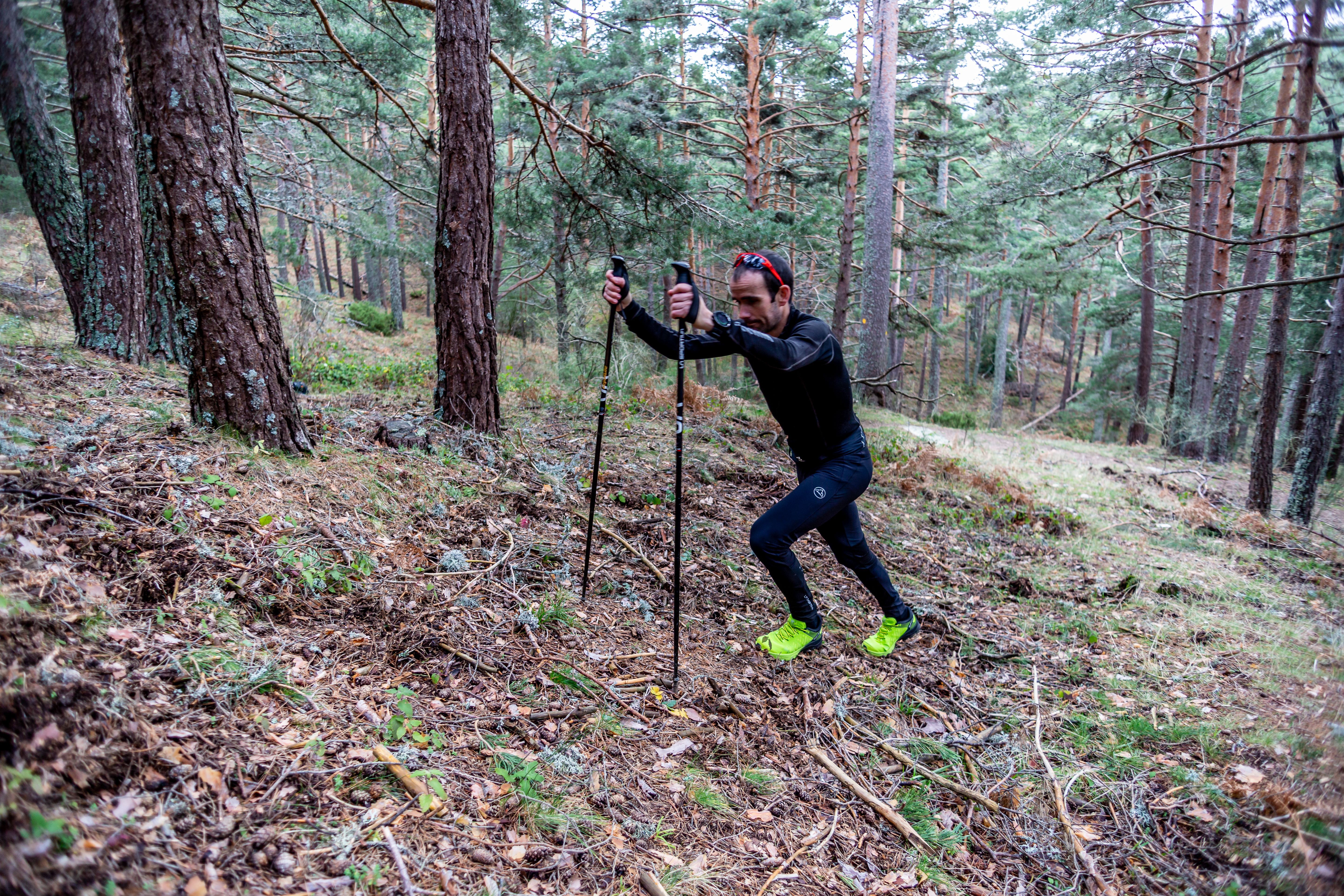Cómo usar los bastones para correr por montaña