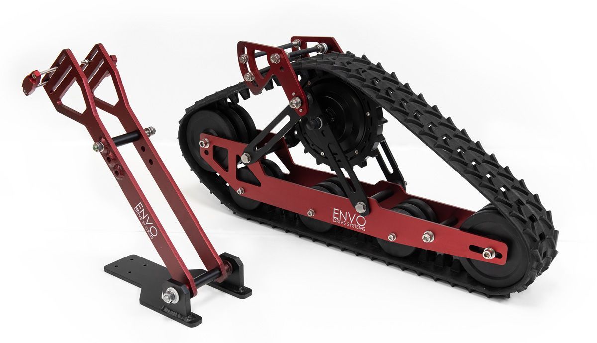 El kit ENVO Snow Bike incluye estas dos partes