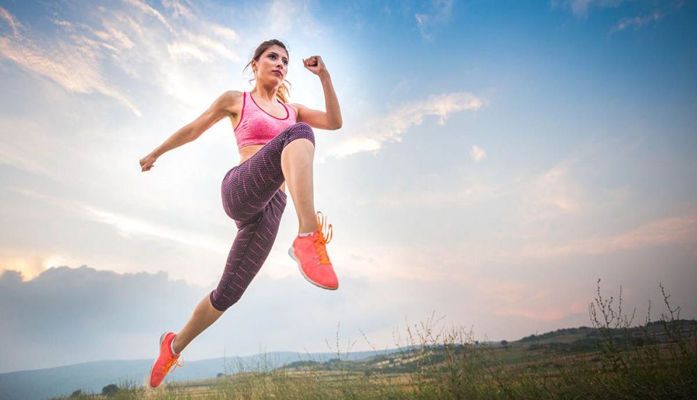 mujer deporte salto foto bonita iStock 599129472 mujer deporte salto foto bonita iStock 599129472