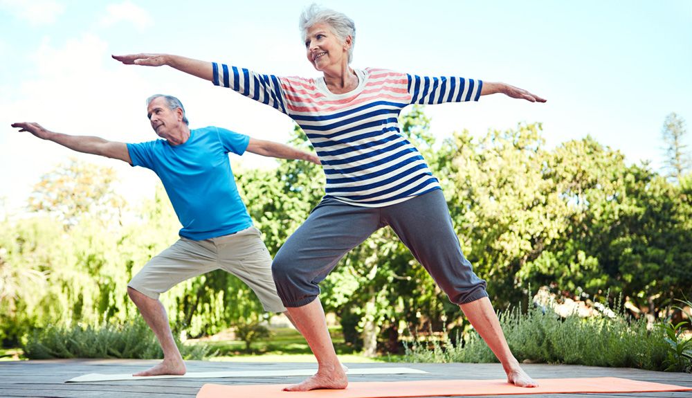 Personas mayores haciendo yoga