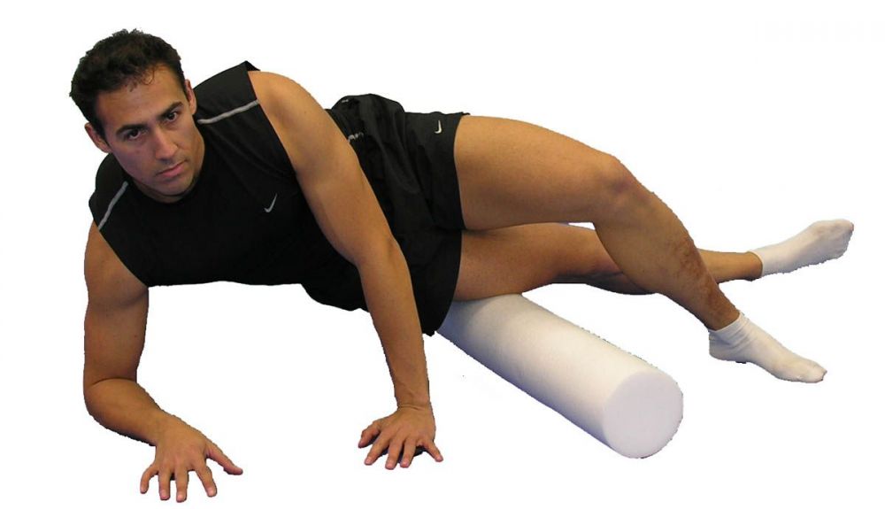 Estiramiento de la cintilla iliotibial con foam roller Estiramiento de la cintilla iliotibial con foam roller