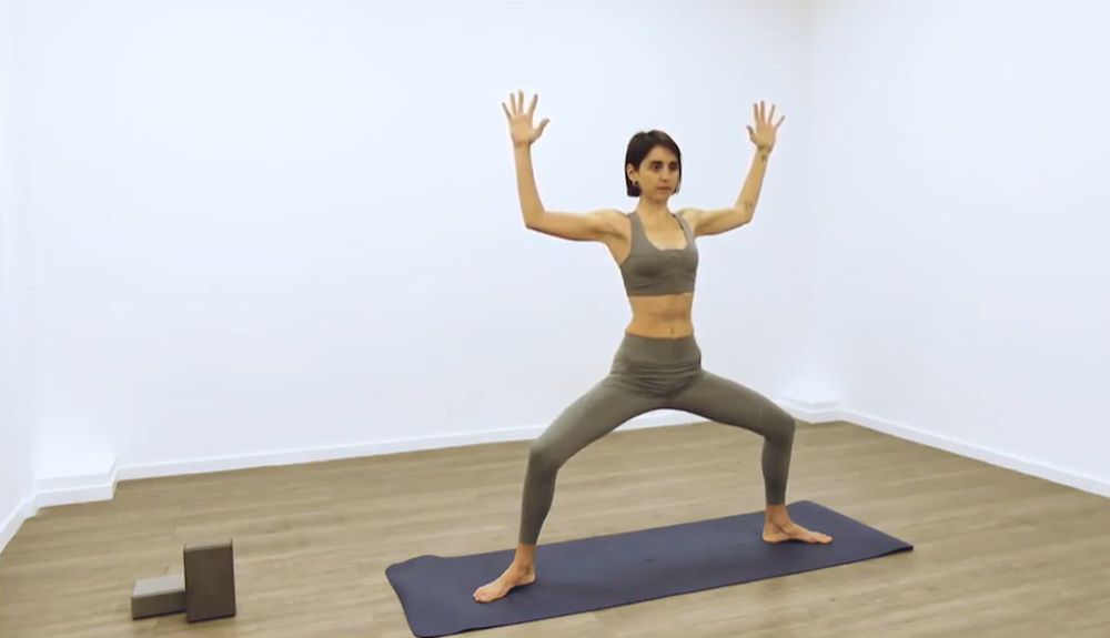 Postura de la Diosa en YogaFit