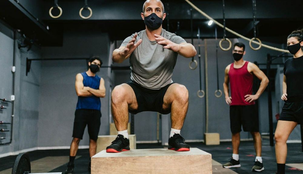 gimnasio covid19 mascarilla iStock 1263904369