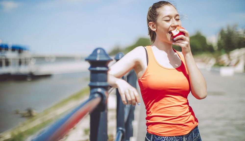 comer fruta iStock 954799930 comer fruta iStock 954799930