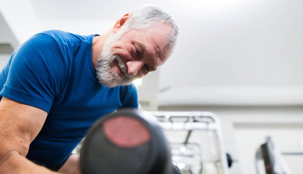 fitness maduro mancuerna senior iStock 638995624 fitness maduro mancuerna senior iStock 638995624