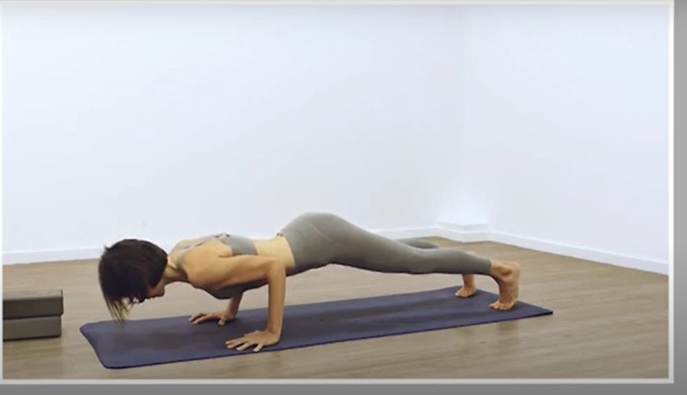 Vídeo cómo hacer las posturas de las Planchas en Yoga
