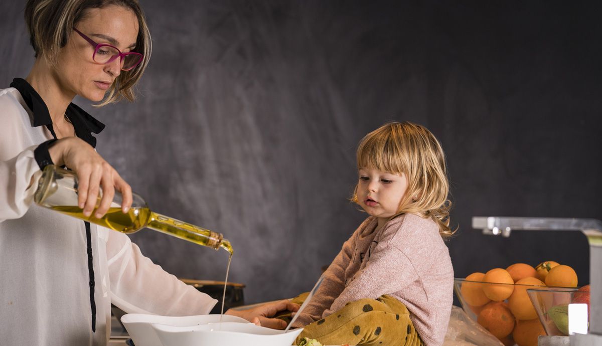 Madre e hija cocinando con AOVE Madre e hija cocinando con AOVE