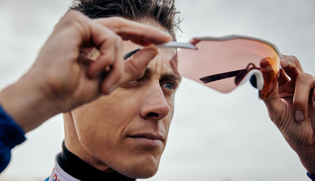 Niki Terpstra con sus gafas Shimano con tecnología Ridescape