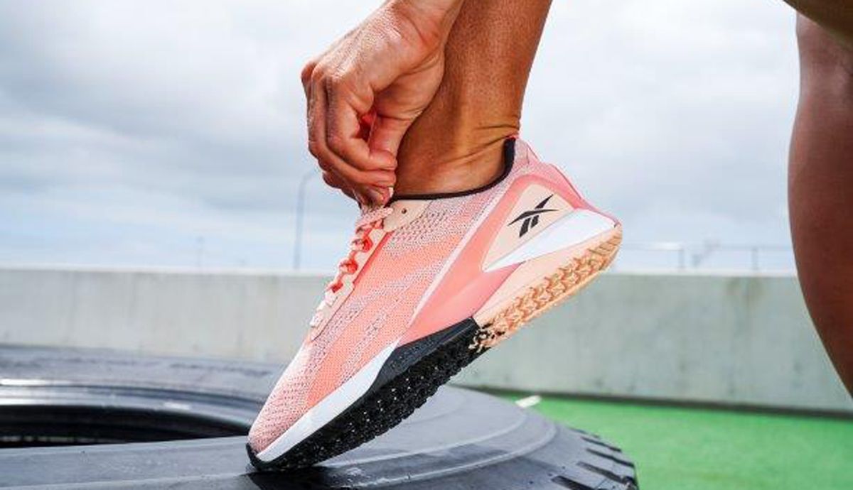 El color Aura Orange y Twisted Coral es exclusivo para mujer