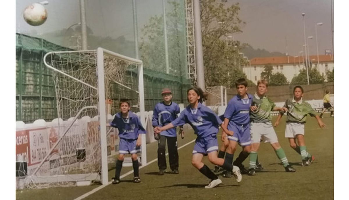 La surfista Garazi Sánchez jugando al fútbol de pequeña