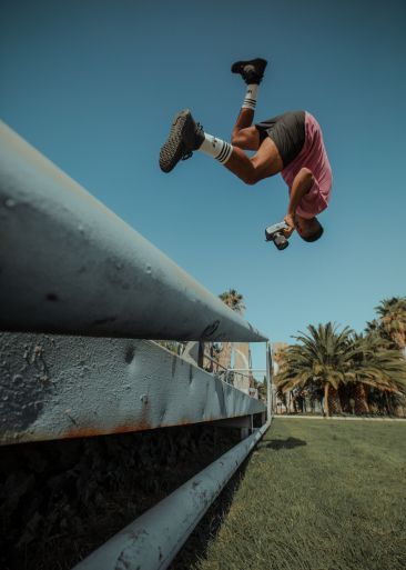 Marcos Alberca Fotógrafo haciendo Parkour con cámara en mano1 Marcos Alberca Fotógrafo haciendo Parkour con cámara en mano1