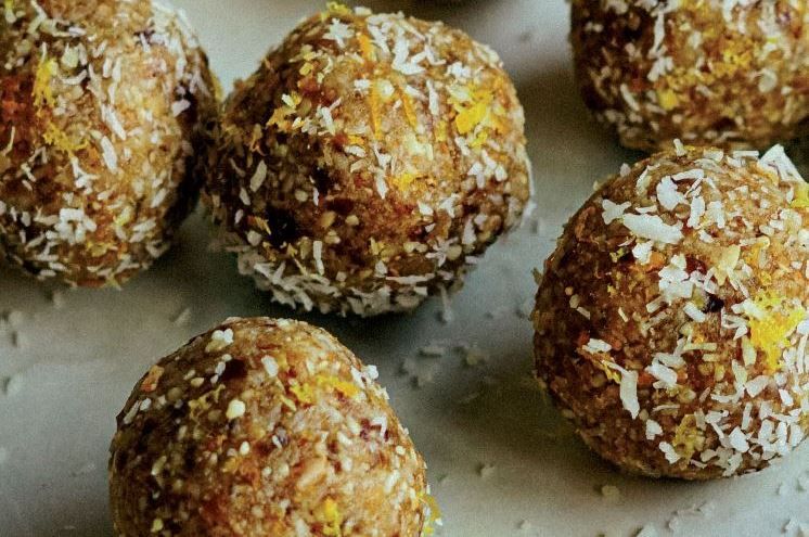 La receta de las "Bolas energéticas" de naranja, coco y limón para comer durante el ejercicio