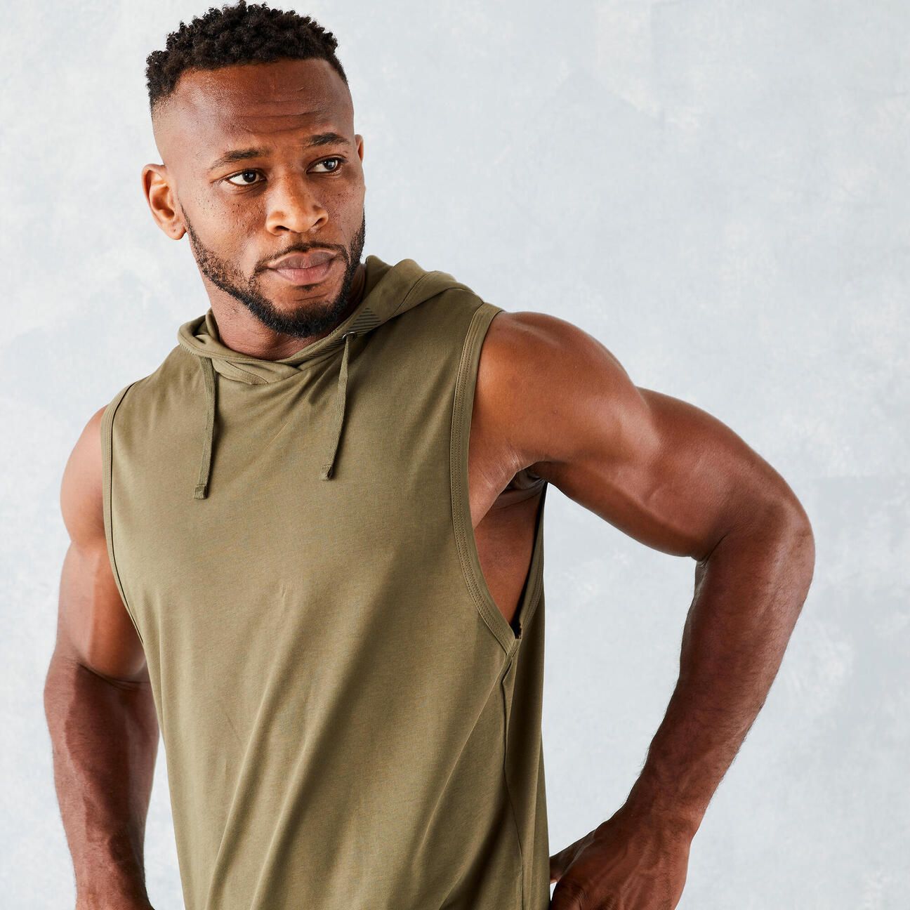 camiseta sin mangas con capucha musculacion caqui