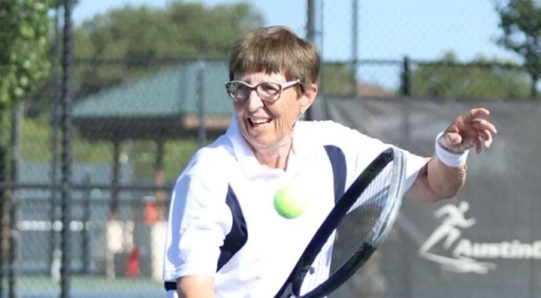 Gail Falkenberg, el increíble regreso al tenis profesional con 74 años