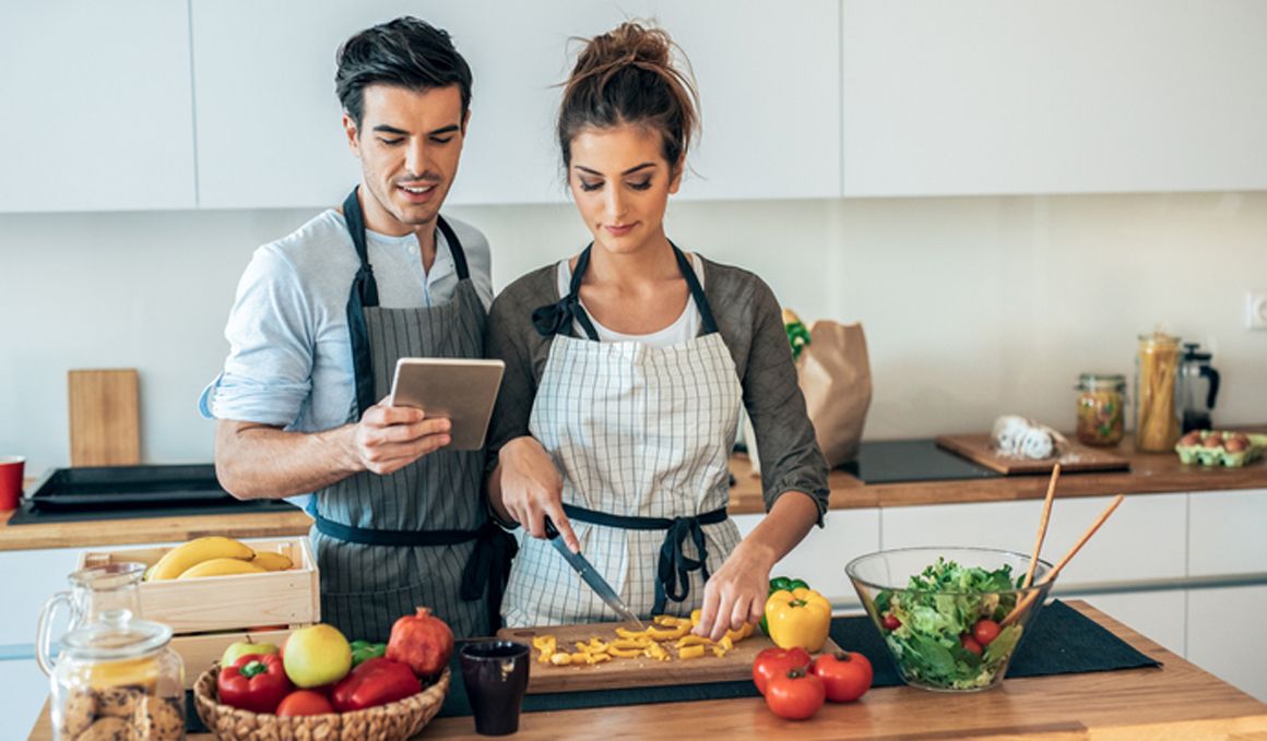pareja cocinando sano