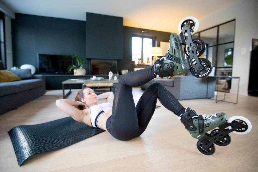 Rollerobics, es un entrenamiento que permite tonificar y fortalecer todo el cuerpo aprovechando el deslizamiento y el peso de los patines en línea.
